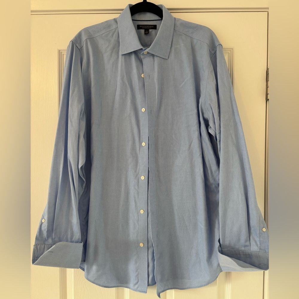 Banana Republic Non-Iron Slim fit Men's size Large Blue Dress Shirt with cuffs